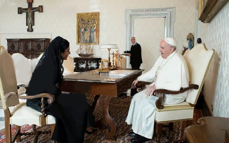 Vicepresidenta María Alejandra Muñoz visita al Papa Francisco, quien envió un mensaje de paz y solidaridad a Ecuador