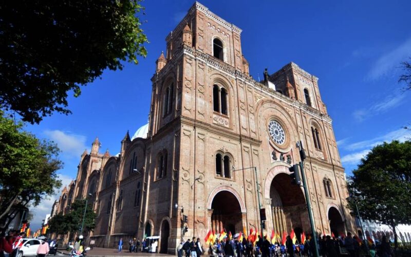 Sesión solemne por la Independencia de Cuenca, se condecoró a personal médico