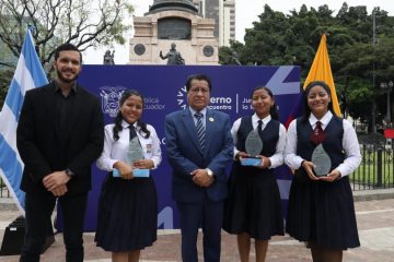 CON POESÍA ESTUDIANTES DE GUAYAS RINDIERON HOMENAJE A LA BANDERA NACIONAL