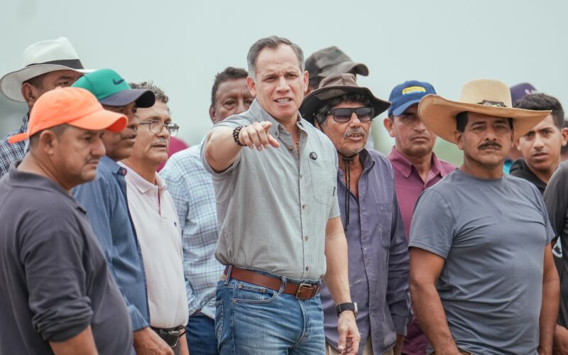 Viceprefecto Carlos Serrano supervisa limpieza del estero Santa Rosa en Samborondón