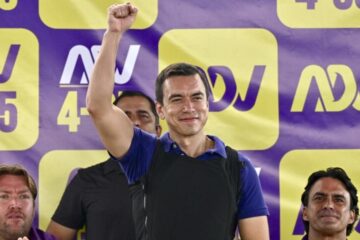 PRESIDENTE NOBOA PIDE LICENCIA PARA HACER CAMPAÑA