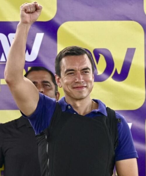 PRESIDENTE NOBOA PIDE LICENCIA PARA HACER CAMPAÑA