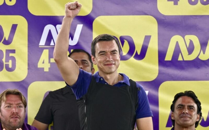 PRESIDENTE NOBOA PIDE LICENCIA PARA HACER CAMPAÑA