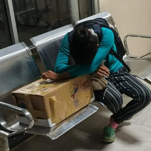 ESCÁNDALO EN MACAS: ENTREGAN CADÁVER DE BEBÉ ACHUAR EN UNA CAJA DE CARTÓN Y ESTADO RESPONDE CON DESTITUCIONES