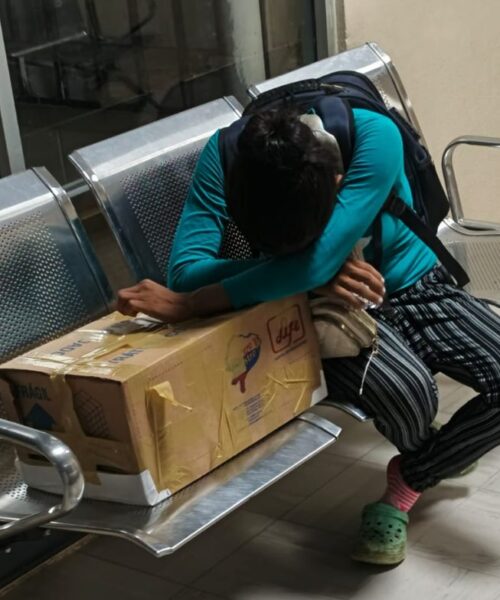 ESCÁNDALO EN MACAS: ENTREGAN CADÁVER DE BEBÉ ACHUAR EN UNA CAJA DE CARTÓN Y ESTADO RESPONDE CON DESTITUCIONES