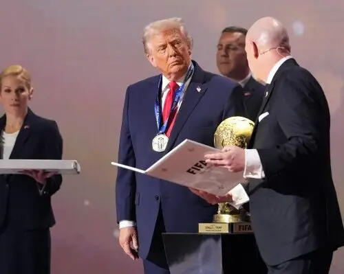 TRUMP GANA EL PRIMER PREMIO FIFA DE LA PAZ