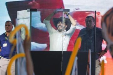 CANDIDATO PRESIDENCIAL EN COLOMBIA HACE CAMPAÑA EN UN ATRIL BLINDADO