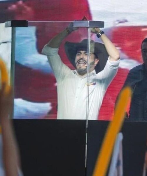 CANDIDATO PRESIDENCIAL EN COLOMBIA HACE CAMPAÑA EN UN ATRIL BLINDADO