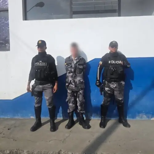 JUEZA DEJA EN LIBERTAD A FALSO POLICÍA QUE USABA IA PARA ENGAÑAR